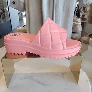 NIB Dirty Laundry Lightening Slides in pink